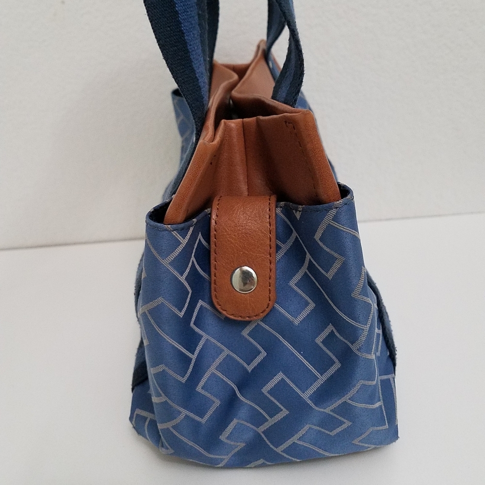 SALE! $10 Tommy Hilfiger American Classics Handbag - Picture 3 of 16